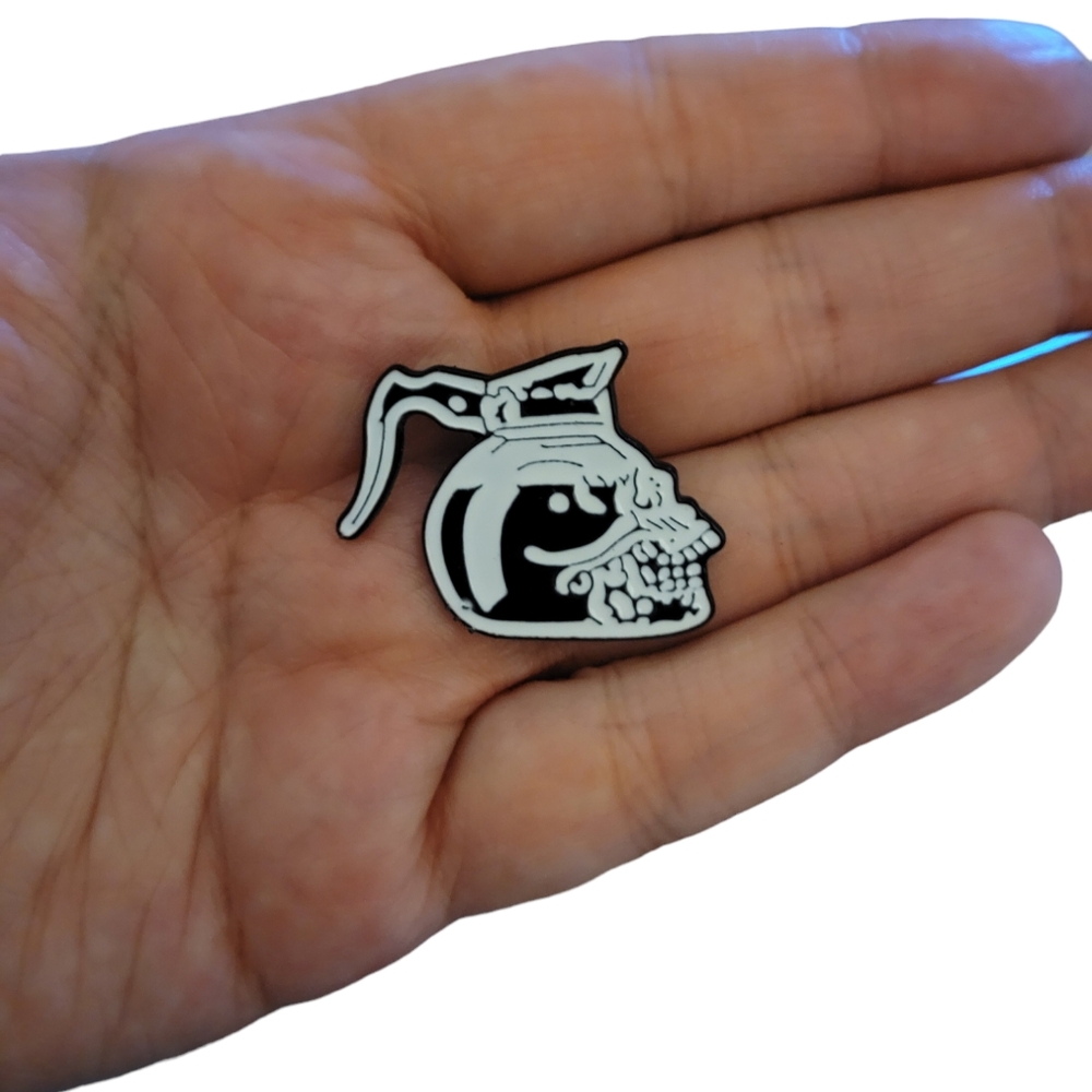Skull coffee pot enamel pin - Picture 1 of 3